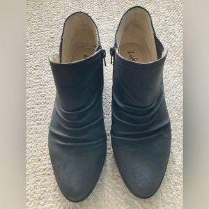 Aurora from LifeStride Velocity 2.0- size 10M. Black microsuede